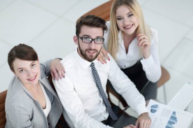 masada oturan ve kameraya bakarak başarılı iş takım.