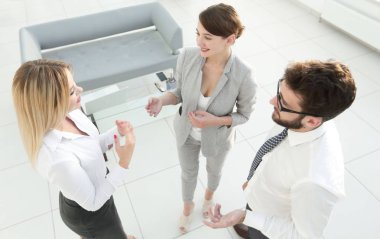 ofiste savunarak top.business ekibinden görüntülemek.