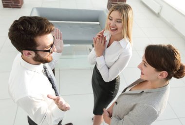 ofiste savunarak top.business ekibinden görüntülemek.