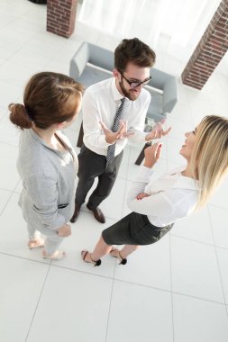 İş ekibi ofiste tartışıyor..