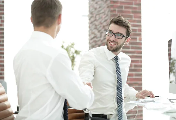 Geschäftspartner nach dem Deal per Handschlag — Stockfoto