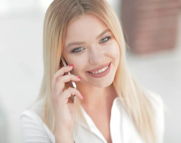 Close-up van jonge vrouw praten op een mobiele telefoon. — Stockfoto