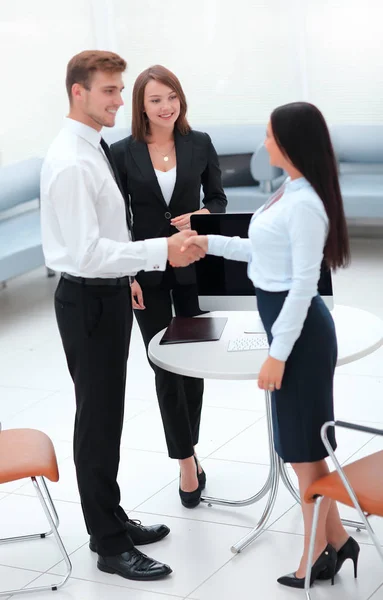 Geschäftspartner beim Händeschütteln im Foyer des Büros. — Stockfoto