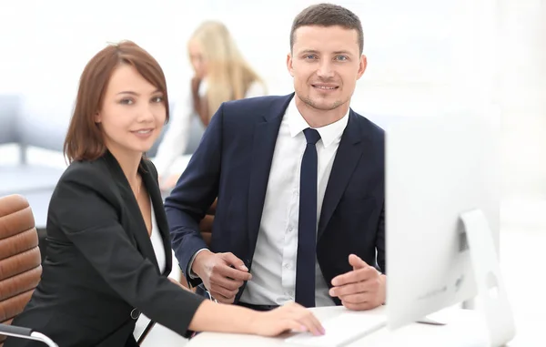 Empregados experientes da empresa durante o horário de trabalho — Fotografia de Stock