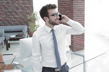 Telefonda bir müşteri Yöneticisi