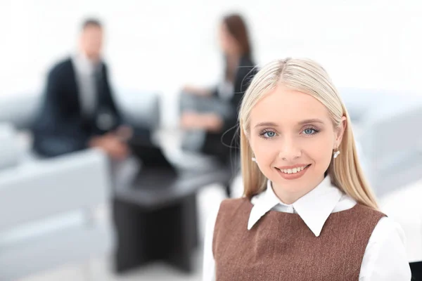 Giovane donna d'affari su sfondo sfocato ufficio — Foto Stock