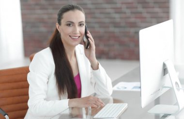 onun işyerinde kadın Yardımcısı