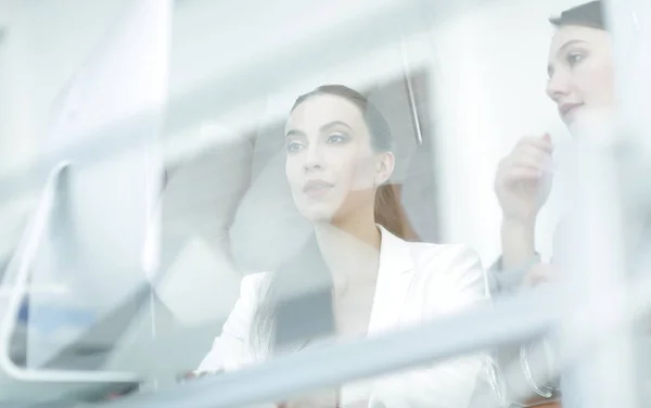 Detrás del equipo de glass.business sentado en Desk — Foto de Stock