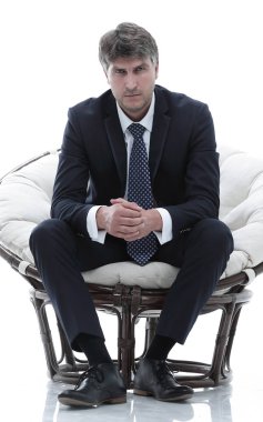 Yorgun iş adamı büyük bir rahat sandalyede oturuyor