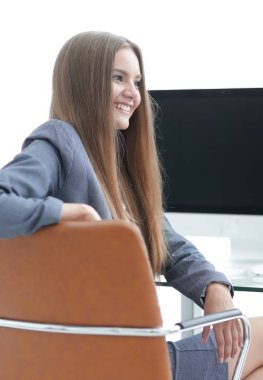 İşyerinde oturan kadın yönetici