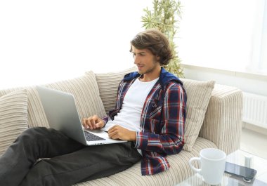 genç adam kanepede oturan laptop çalışma