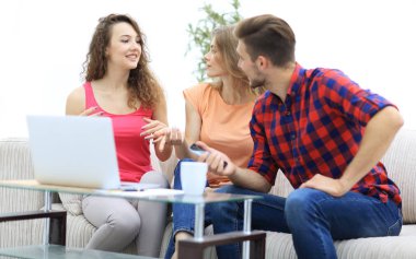 kanepede oturan sorunu görüşmek için öğrenci grubu.