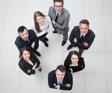 Yukarıdan bak. Genç ve gelecek vaat eden iş adamları