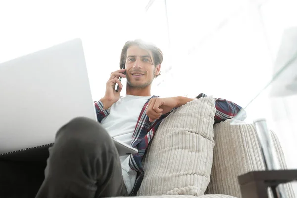 Primer plano de un hombre exitoso hablando con un teléfono inteligente —  Fotos de Stock