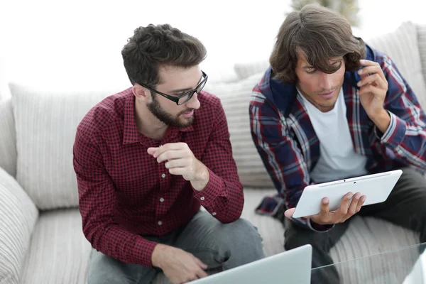 iki creative web tasarımcıları bir tablet ve bir dizüstü bilgisayar ile çalışma.