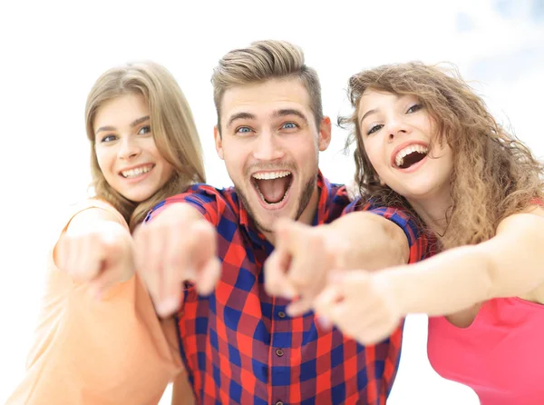 Крупный план трех счастливых молодых людей, показывающих руки вперед — стоковое фото