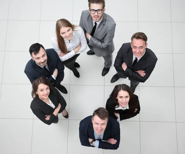 Uitzicht vanaf de top. jonge en veelbelovende zakenmensen — Stockfoto