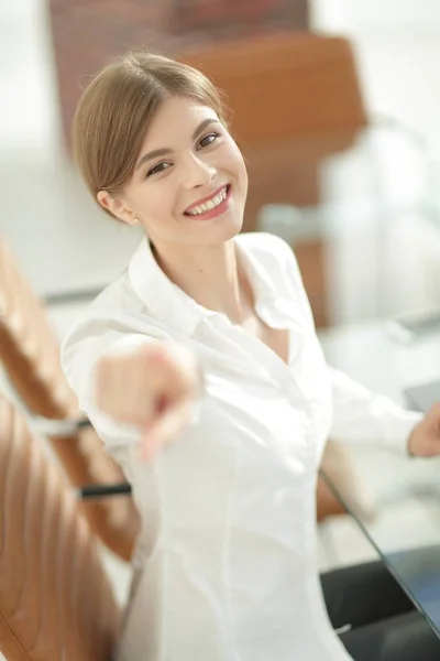 Closeup portret van jonge zakenvrouw op de werkplek — Stockfoto