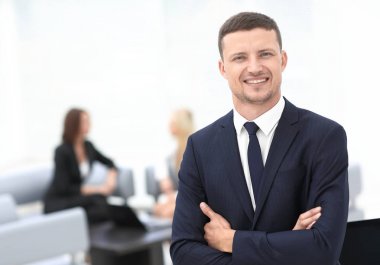 Bulanık arka plandaki başarılı iş adamı