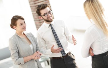 Ofiste konuşmak Yöneticisi ve iş takım.