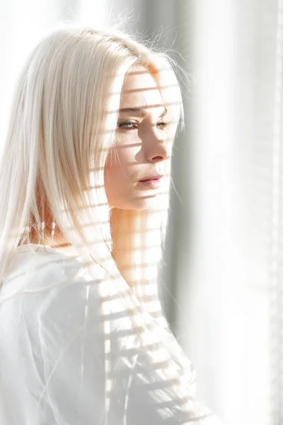 Närbild av en fundersam ung affärskvinna som tittar ut genom fönstret — Stockfoto