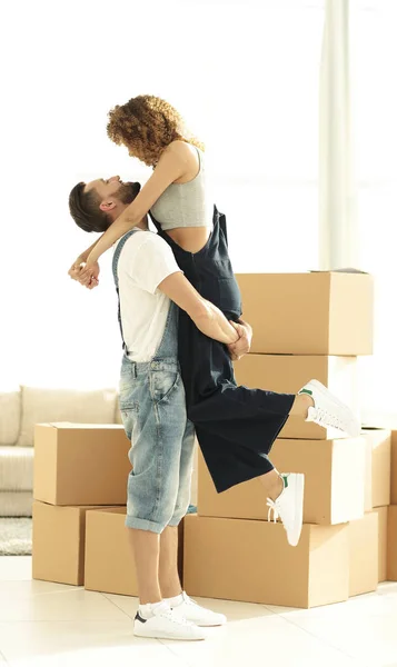 Portrét šťastnému páru stěhování do nového domu — Stock fotografie