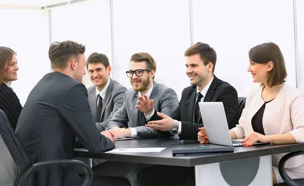 Empresário realizando uma oficina com equipe de negócios — Fotografia de Stock