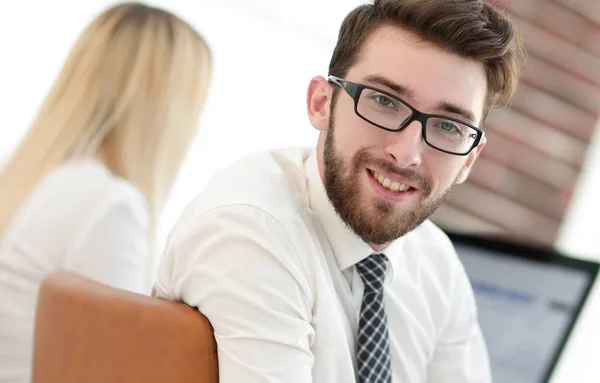 Erfaren programmerare sitter framför skärmen. — Stockfoto