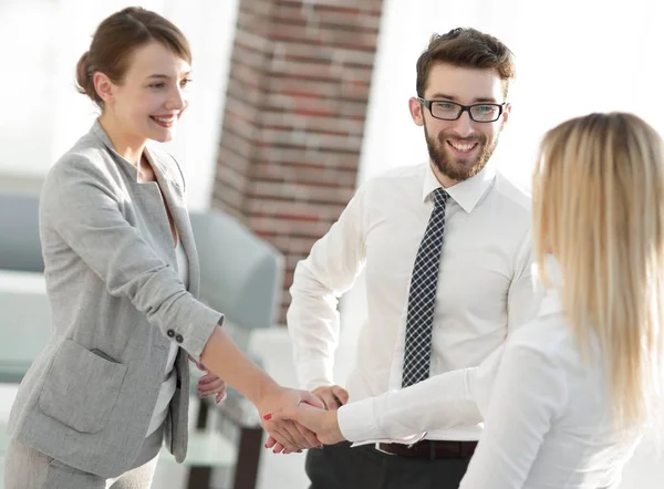 karşılıklı iş ortakları kıdemli asistan görünüyor.