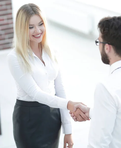 Obchodní partneři v kanceláři handshake. — Stock fotografie