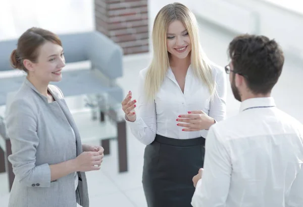 Primer plano de la mujer de negocios hablando con un colega —  Fotos de Stock