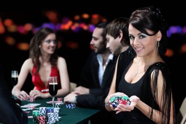 Bir grup genç insan kumar house adlı poker oynamaya