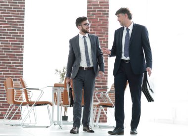 Bina ve konuşmayı ofisinde yürürken iş ortakları