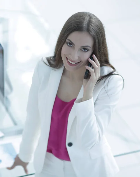 Kierownik kobiece kobieta rozmawia przez telefon — Zdjęcie stockowe