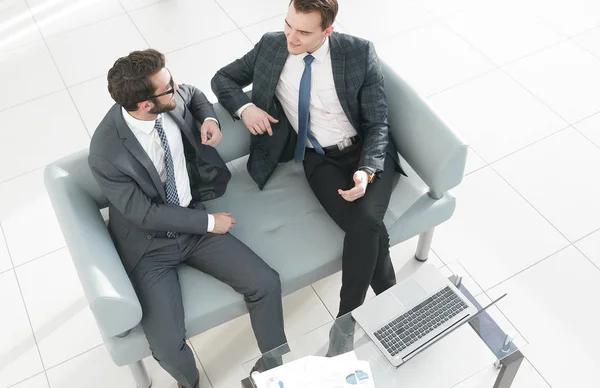 Parceiros de negócios discutindo um contrato — Fotografia de Stock