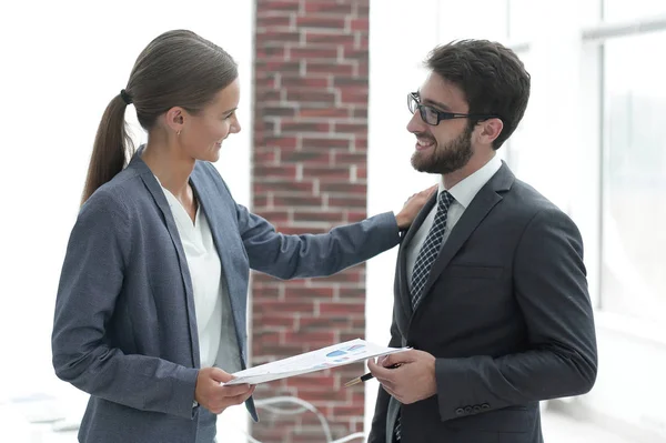 Dos jóvenes Gerente de negocios para discutir los registros financieros —  Fotos de Stock