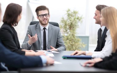 işadamı çalışanı ile bir toplantıda