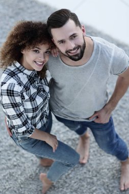 Üstten Görünüm modern genç çift ayakta yeni oturma odasında