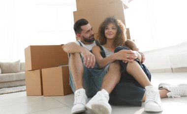 Yeni dairende evli çift oturma yakınındaki karton kutuları