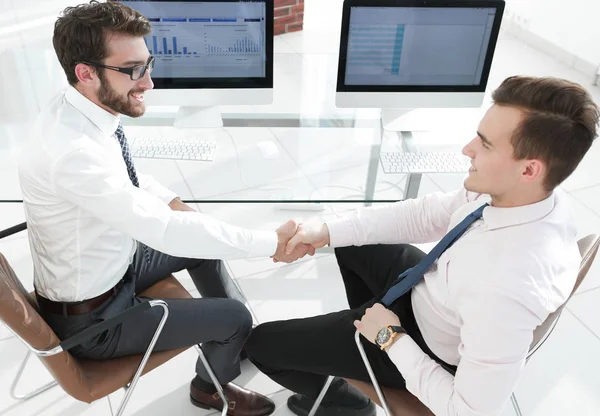 Masa başında oturup karşılıklı Mali ortaklar