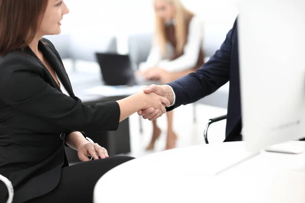 Close-up van een zakelijke handdruk vrouwen business partner.het business concept. — Stockfoto