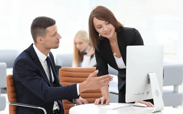 Medewerkers over bedrijfskwesties in kantoor — Stockfoto