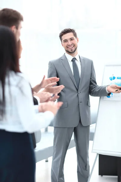 Equipo de negocios aplaudiendo al ponente después de la presentación de negocios . —  Fotos de Stock