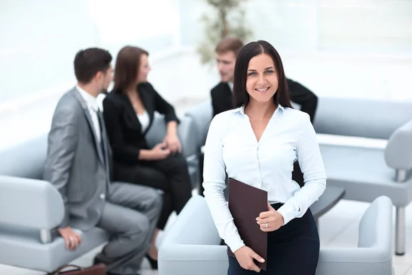 Asistente femenina sonriente con documentos —  Fotos de Stock