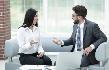 sözleşme imzalamadan önce işle ilgili belgeleri tartışırken iş ortakları.