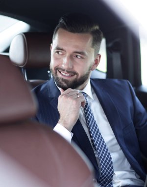 Rahat bir arabada oturan başarılı bir iş adamı Close-Up