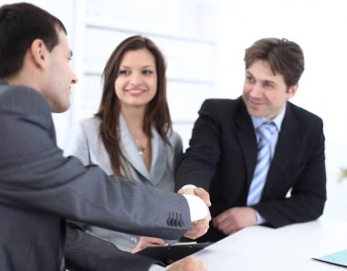 İş yerinde el sıkışma iş ortakları