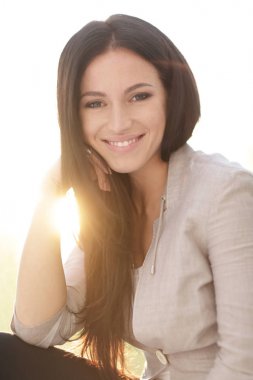 yakın çekim. katta oturan modern genç kadın.