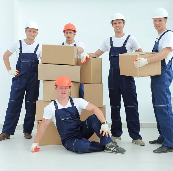 Εργοδηγός και ομάδα οικοδόμοι με κουτιά — Φωτογραφία Αρχείου