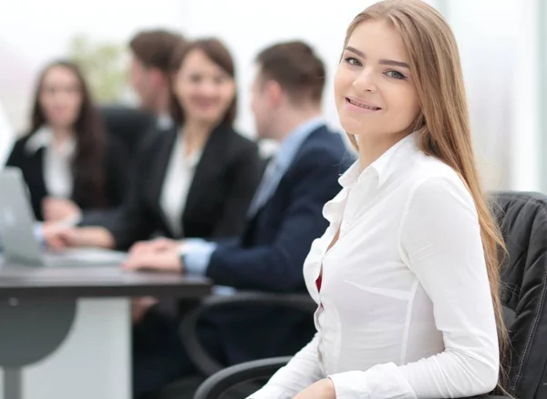 Portret van jonge vrouwelijke kantoormedewerker — Stockfoto